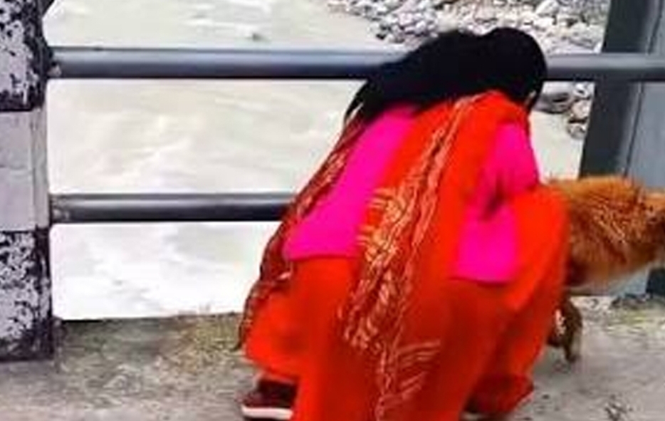 कुकुरलाई नदीमा फाल्ने महिला पक्राउ