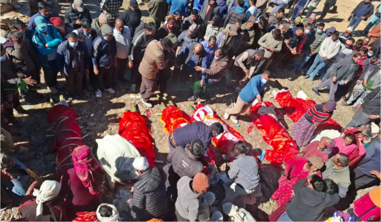 बस दुर्घटनामा परेका ७ जनाको शव एउटै आँगनबाट उठ्यो।