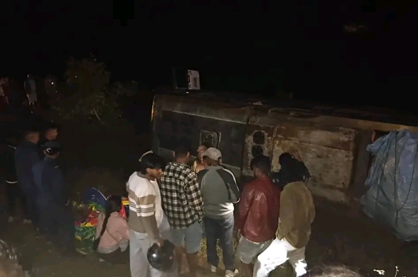 काठमाडौ बाट दार्चुला जाँदै गरेकाे बस कैलालीमा दुर्घटना