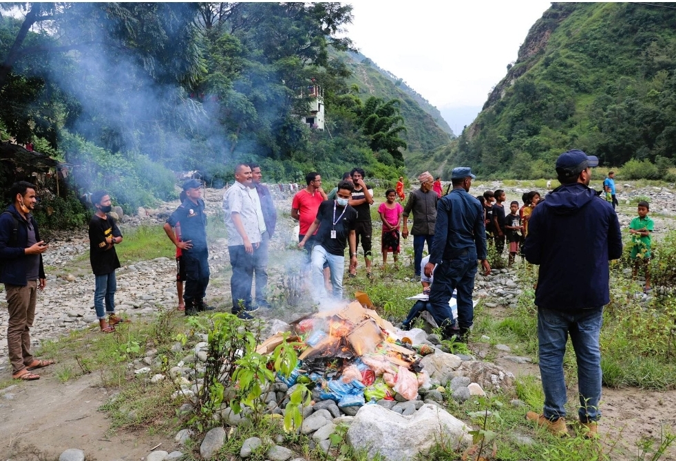 बैतडिका बजारमा म्याद गुज्रेका सामानबाट जरिमाना असुल ।