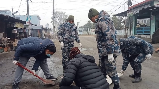 सशस्त्र प्रहरीको स्थापना दिवसको अवसरमा दोधारा चाँदनीमा सरसफाई कार्यक्रम