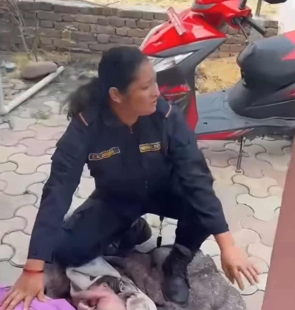 बेवारिशे महिलालाई कसैको आँगनमा सुत्केरी गराउन सफल प्रहरी जवान देउवालाई सम्मान र पुरस्कार