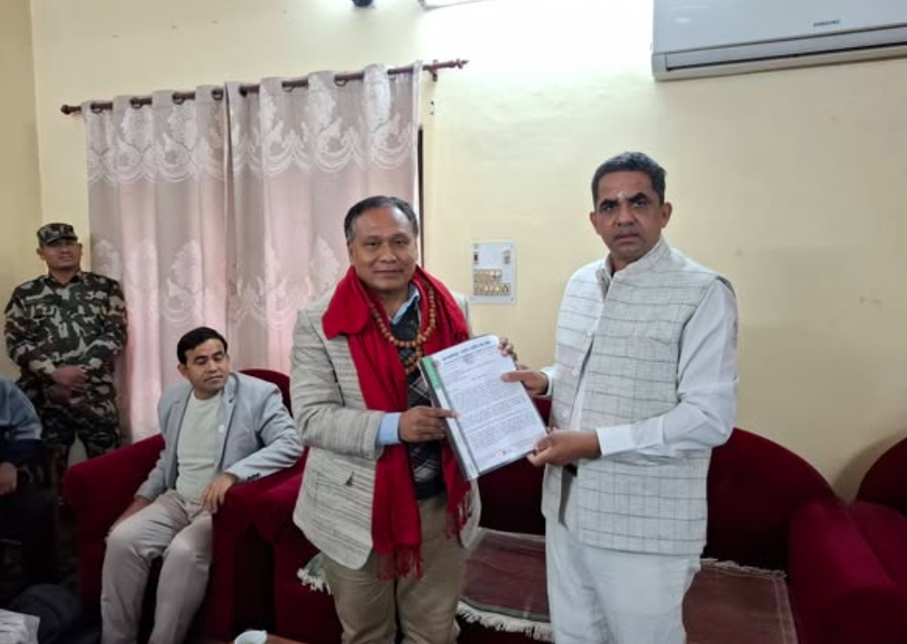 ठूला निर्माणमा देखिएका कानुनी झमेला हटाइदिन माग गर्दै उद्योग वाणिज्य सङ्घ कञ्चनपुरले बुझायो मन्त्री घिसिङलाई ज्ञापन पत्र